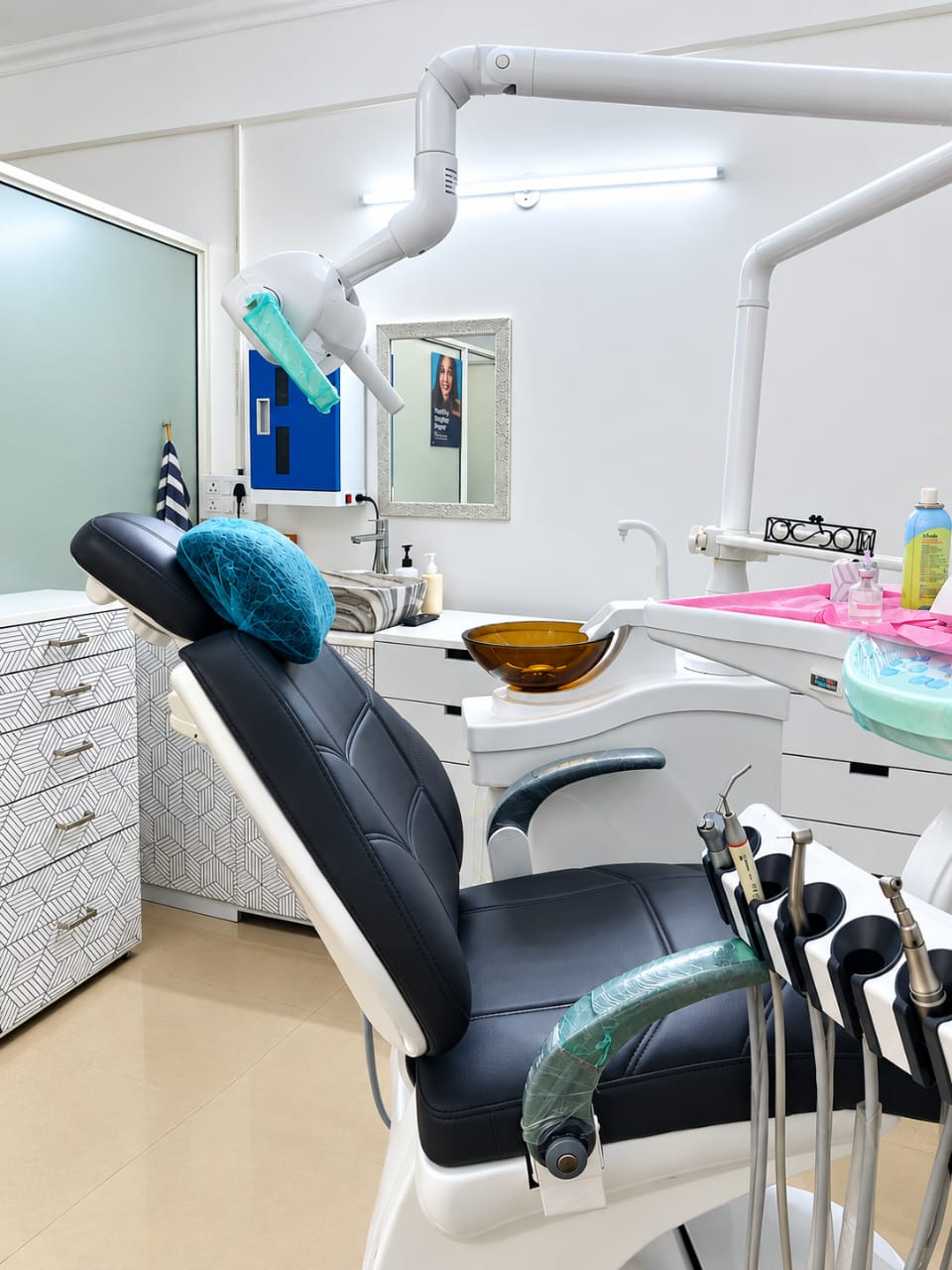 Advanced sterilised operatory equipped with modern ergonomic dental chair & ultra-low radiation digital sensor X-rays.
